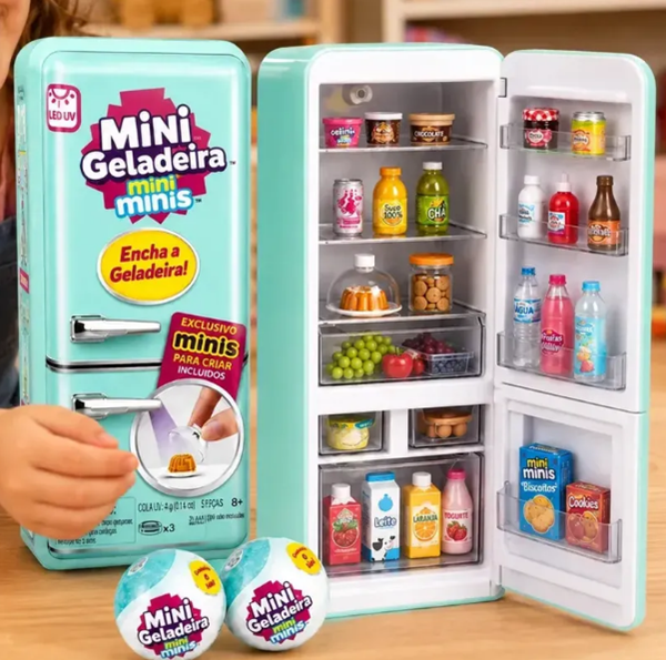 MINI GELADEIRA + 2 CÁPSULAS BOLA SURPRESA MINI BRANDS QUE FAZ PUDIM